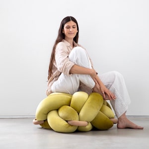 Grön citronfärgad sammetsknut ottoman, golvkudde puff, stor golvkudde, extra sittplatser, puff, moderna golvsittplatser, iögonfallande möbler