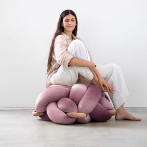 Rosa lila sammetsknutfotpall, golvkuddepuff, stor golvkudde, extra sittplatser, puff, moderna golvsittplatser, iögonfallande möbler