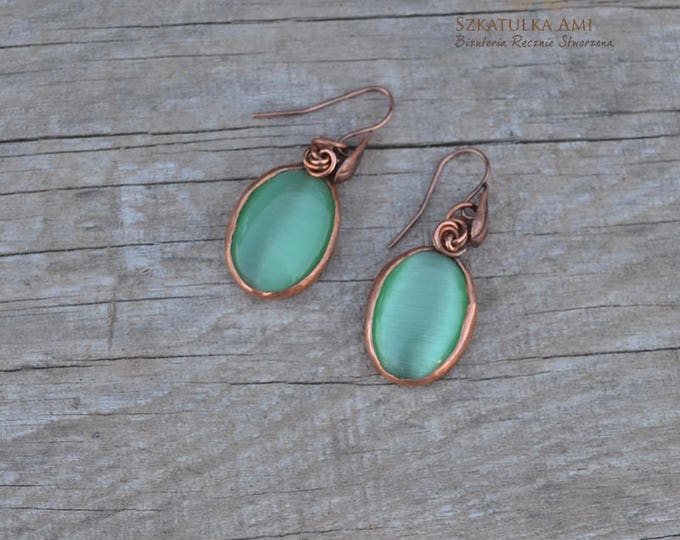 green copper earring, statement earrings, vintage earrings, cats eye earrings, dangle earrings, contemporary earring, hammered copper