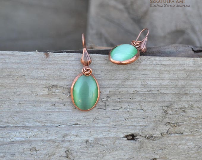 green copper earring, statement earrings, vintage earrings, cats eye earrings, dangle earrings, contemporary earring, hammered copper