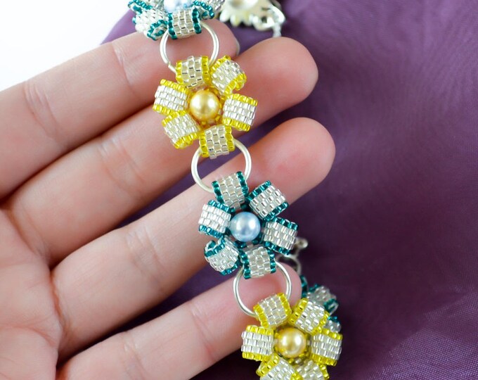 Flower bracelet, seed bead flower, beadwork bracelet, seed bead cuff, beadwoven bracelet, beadwoven jewelry, seed bead friendship, gift her