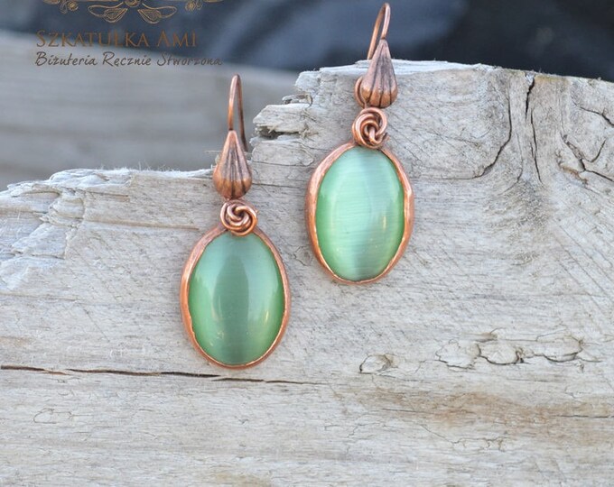 green copper earring, statement earrings, vintage earrings, cats eye earrings, dangle earrings, contemporary earring, hammered copper