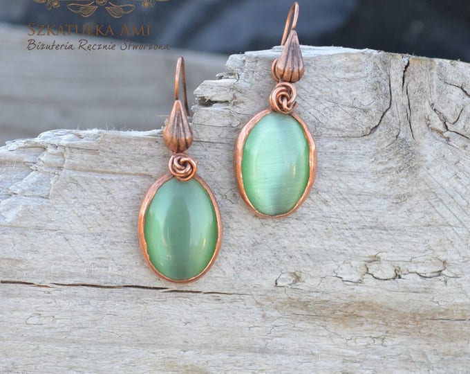 green copper earring, statement earrings, vintage earrings, cats eye earrings, dangle earrings, contemporary earring, hammered copper
