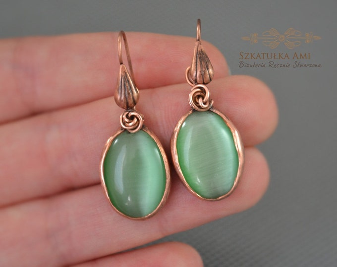 green copper earring, statement earrings, vintage earrings, cats eye earrings, dangle earrings, contemporary earring, hammered copper