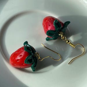 Strawberry earrings // strawberry polymer clay earrings // fruit earrings // strawberry clay // mini strawberry earrings // mini fruits
