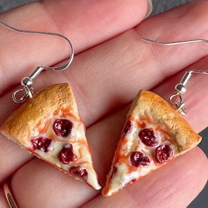 Pizza earrings/ mini pizza clay earrings/ polymer clay/ clay jewelry/ food earrings/realistic pizza earrings/ pepperoni pizza slice earrings