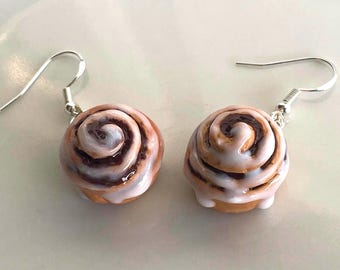 Örhängen av kanelbulle i polymerlera//örhängen av polymerlera//örhängen av mat//örhängen av dessert//örhängen av bakverk//örhängen med bageri-tema