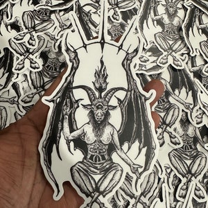 Op de afbeelding: Een zwart-witte illustratie van een gehoornde figuur met vleugels, zittend in een meditatieve houding. De figuur heeft een mensachtig lichaam met geitenhoorns en hoeven. De figuur is omringd door een halo van vlammen.