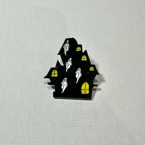 Haunted house enamel pin/haunted house pin/ghost pin/spooky pin/enamel pin/halloween pin/halloween jewelry/halloween accessories