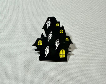 Épingle maison hantée en émail/épingle maison hantée/épingle fantôme/épingle effrayante/épingle en émail/épingle d'halloween/bijoux d'halloween/accessoires d'halloween