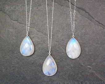 Puede incluir: Tres collares de plata con colgantes de piedra lunar en forma de lágrima. Los collares tienen diferentes estilos de cadena.