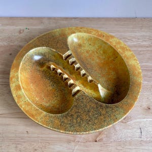Cenicero de cerámica vintage de mediados de siglo / Esmalte jaspeado amarillo mostaza / Decoración retro para fumadores / Cenicero de cerámica grande / Objeto de colección para fumadores de mediados de siglo