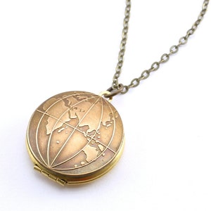 Médaillon globe de l'ancien monde, collier médaillon Wanderlust, collier globe, est, ouest ou double face au choix