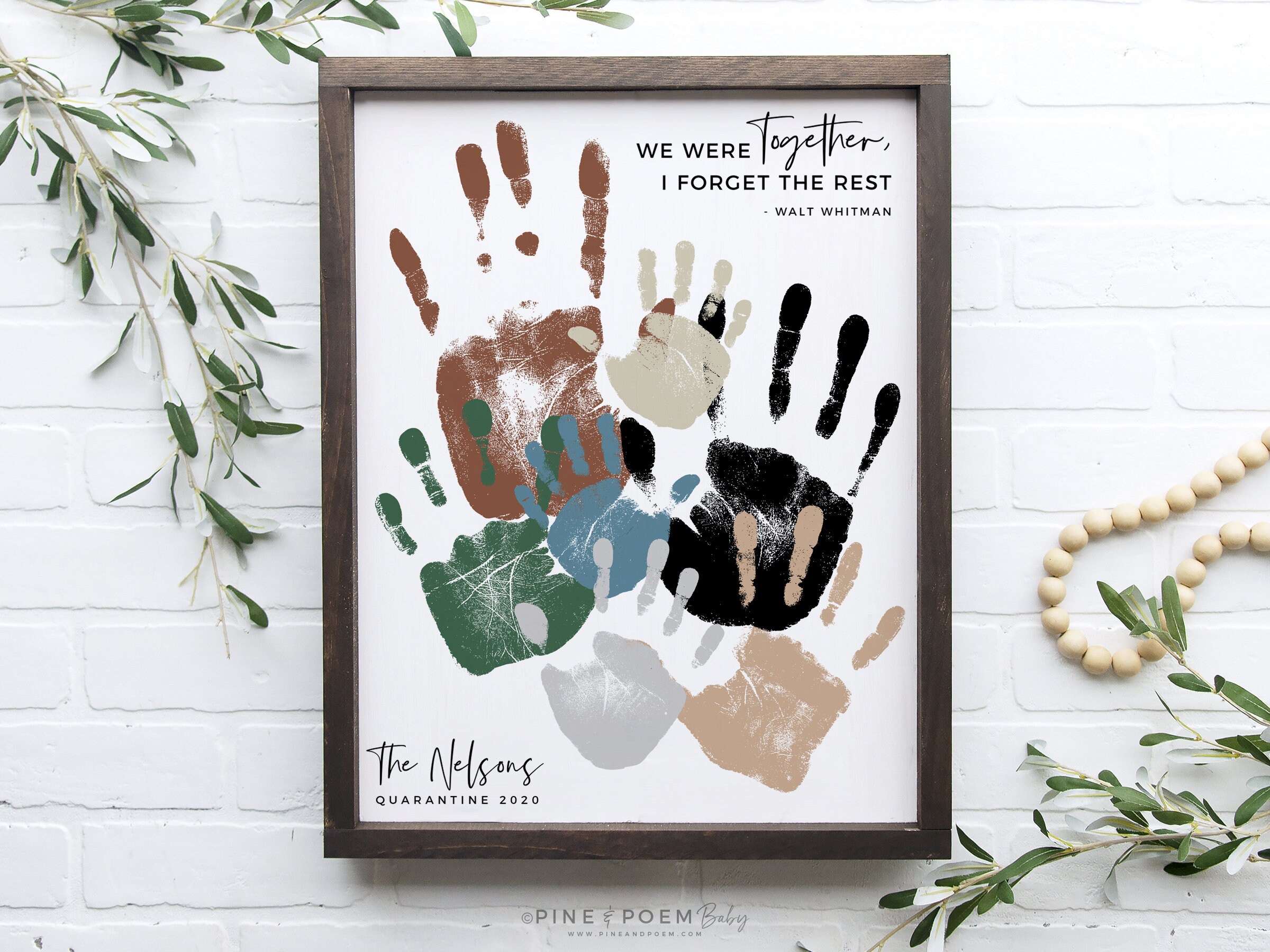 Доска с отпечатками рук краской