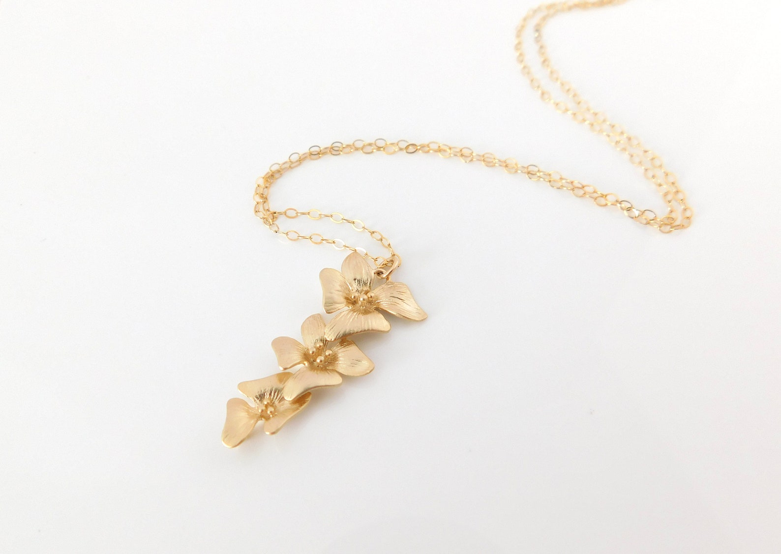 Collana con ciondolo di perle di orchidea e gocce di