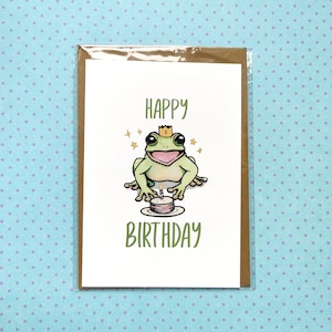 Cartão de feliz aniversário com sapo fofo, sapo verde real animado com bolo,