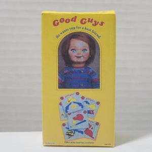 Good guys Chucky miniatyrlåda och andra Chucky-föremål.