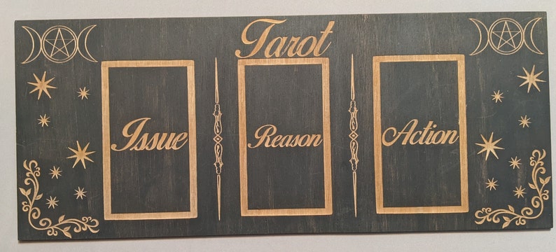 Puede incluir: Un tablero de lectura de tarot de madera con tres ranuras para cartas. Las ranuras est&aacute;n etiquetadas como "Problema", "Raz&oacute;n" y "Acci&oacute;n". El tablero est&aacute; decorado con un s&iacute;mbolo de triple luna, estrellas y dise&ntilde;os florales.