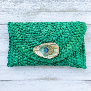 Bolso de mano con forma de concha de ostra y plumas de pavo real verde, estilo costero, bolso de mano de paja, moda bohemia, regalos para ella, Charleston