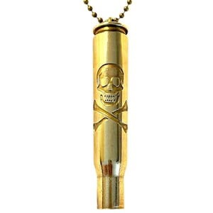 Pode incluir: Pingente dourado em forma de bala com um design de caveira e ossos cruzados. O pingente é preso a uma corrente de bolinhas dourada. A caveira e os ossos cruzados são gravados no metal. Um acessório único.