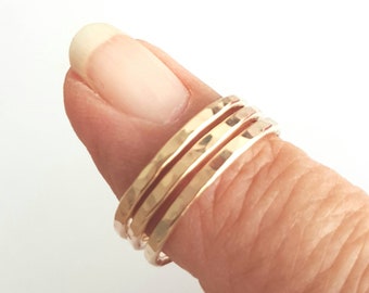 Anello in oro 14 carati da 2 mm di spessore - Set di 3 - Anelli martellati - Regalo per lei - Set di anelli in oro impilati - Anelli impilabili riempiti in oro 14 carati