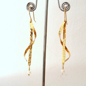 Gold Hammered Spiral Earrings - Freshwater Pearls coil corkscrew Earrings - Wedding Earrings