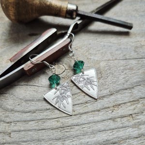 Boucles d&#39;oreilles en argent sterling, Boucles d&#39;oreilles pendantes, Boucles d&#39;oreilles vert émeraude, Boucles d&#39;oreilles minimalistes, Cadeau d&#39;anniversaire pour elle, Boucles d&#39;oreilles délicates, Cadeau unique