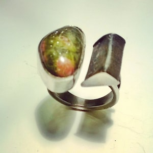 Ring.Happy dias, rostos sorridentes. Unakite é uma pedra que estimula habilidades visionárias, abrindo sua visão psíquica. Anel .frete grátis.