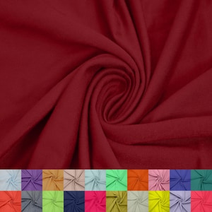 Könnte beinhalten: Eine Nahaufnahme eines burgunderfarbenen Stoffmusters. Der Stoff ist weich und glatt, mit einem leichten Glanz. Das Muster ist spiralförmig gefaltet und zeigt den Fall des Stoffes.