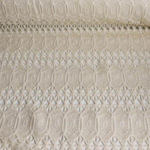 113 cm brett 100 % polyester kemiskt spetstyg 270 gsm - DARLA-mönster (SKU-662)