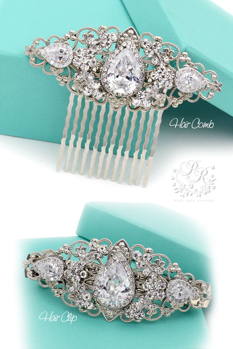 K&ouml;nnte beinhalten: Zwei silberne Haarschmuckst&uuml;cke mit perlmuttartigem Design und klaren Strasssteinen. Das obere Accessoire ist ein Haarkamm und das untere Accessoire ist eine Haarklammer. Beide Accessoires haben den Text "Hair Comb" und "Hair Clip" darunter geschrieben.