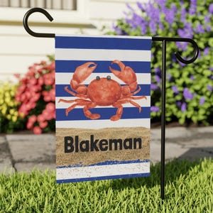 Personalisierte Küstengarten Flagge Benutzerdefinierte Nachname Flagge mit Krabbe Design Strand Haus Dekor Beachy Thema Wohnkultur Geschenk für ihren Gartenliebhaber
