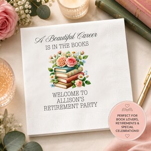 Op de afbeelding: Witte papieren servetten met de tekst "A Beautiful Career IS IN THE BOOKS" en "WELCOME TO ALLISON'S RETIREMENT PARTY". De servetten hebben een bloemenontwerp met boeken en rozen. Een roze cirkel leest "PERFECT FOR BOOK LOVERS, RETIREMENTS & SPECIAL CELEBRATIONS!"