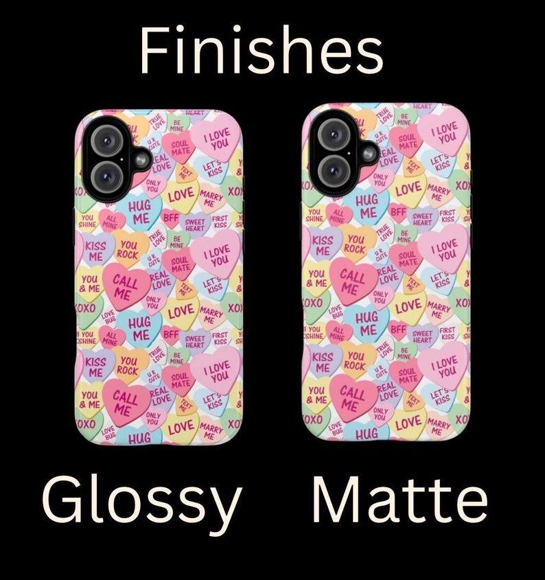 Op de afbeelding: Twee telefoonhoesjes met een Valentijnsdagthema. De hoesjes zijn bedekt met kleurrijke snoephartjes met verschillende boodschappen, waaronder "Ik hou van je", "Knuffel me", "Bel me" en "Marry Me". Een hoesje is glanzend en de andere is mat.