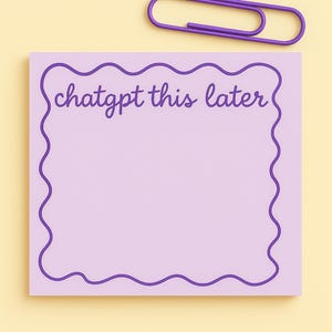 以下が含まれることがあります： 手書き風の「chatgpt this later」の文字が入った、波型の縁取りのラベンダー色の付箋。紫色のペーパークリップが、黄色の背景のメモの上に置かれています。文房具。