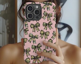 Capa de celular camuflada rosa com laços modernos. Design camuflado fofo e estiloso para iPhone 16, 15, 14, 13 e 12, Samsung Galaxy e Android. Presente ideal para adolescentes.