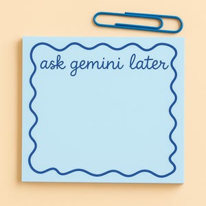 以下が含まれることがあります： 「ask gemini later」と筆記体で書かれた、波型の濃い青色の縁取りがある水色の付箋。上部には青いクリップが置かれています。付箋は薄いタン色の背景にあります。