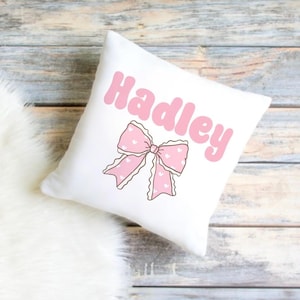 Personalisierte Mädchen Name Schleife Kissen für Mädchen Zimmer, benutzerdefinierte Mädchen Bettwäsche Kissen, Kokette Schleife Dekor, rosa Schleife Dekokissen, Geschenk für die Tochter
