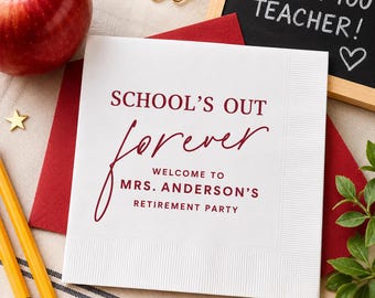 Może przedstawiać: Biała serwetka z bordowym napisem "SCHOOL'S OUT forever WELCOME TO MRS. ANDERSON'S RETIREMENT PARTY". Pod spodem czerwona koperta. W tle mała tablica z napisem "THANK YOU TEACHER!"