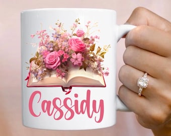 Tazza personalizzata per amanti dei libri, regalo personalizzato con fiori rosa per lettori, tazza per appassionati di libri, regalo per topi di biblioteca, tazza da bibliotecario, regalo per la mamma