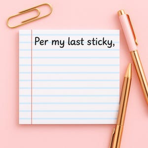 Puede incluir: Un bloc de notas con líneas y el texto "Per my last sticky," está rodeado por un clip dorado y dos bolígrafos. Un bolígrafo es dorado y el otro es rosa. El fondo es de color rosa claro liso.