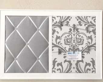 Quadro de avisos com fotos emolduradas feitas com prendedores de roupa, em um painel de cortiça revestido de tecido e um quadro de recados francês.