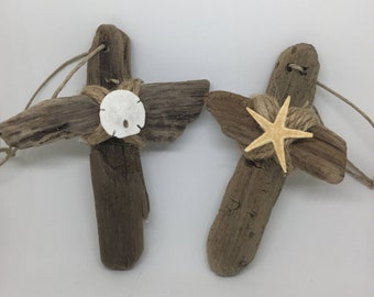Adorno artesanal de cruz de madera flotante con dólar de arena o estrella de mar, decoración costera de Pascua playera.