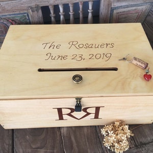 Boîte à cartes de mariage personnalisée dans une caisse de vin, rangement dans une caisse de vin français, porte-cartes avec fente, serrure et clé, tirelire, château rustique