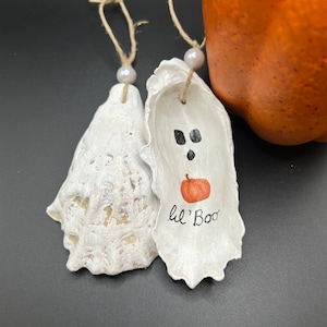Lil Boo Ghost Halloweenowa dekoracja, ozdoba z muszli ostrygi, jesienna dekoracja, spersonalizowany talerzyk na pierścionki z decoupage'u, duch z dynią, prezent w koszyku Boo