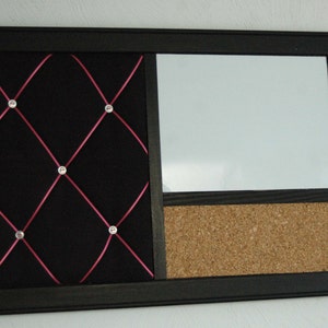 Puede incluir: Un tablero de anuncios negro enmarcado con tres secciones. La secci&oacute;n izquierda es de tela negra con cinta rosa entrecruzada y diamantes de imitaci&oacute;n plateados. La secci&oacute;n central es una pizarra blanca de borrado en seco. La secci&oacute;n derecha es un tablero de corcho.