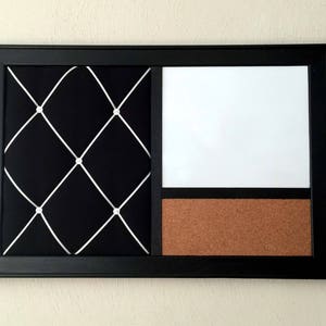 Puede incluir: Un tablero de anuncios negro enmarcado con tres secciones. La secci&oacute;n izquierda es una tela negra con un patr&oacute;n de cuadr&iacute;cula blanca. La secci&oacute;n del medio es una pizarra blanca de borrado en seco. La secci&oacute;n derecha es un tablero de corcho.