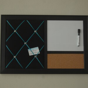 Puede incluir: Un tablero de anuncios negro enmarcado con tres secciones. La secci&oacute;n izquierda es un tablero de corcho negro con un patr&oacute;n de cuadr&iacute;cula azul y blanco y una tarjeta de visita. La secci&oacute;n del medio es una pizarra blanca de borrado en seco con un marcador negro. La secci&oacute;n derecha es un tablero de corcho.