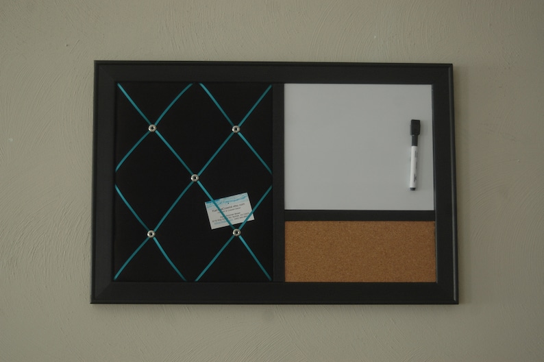 Puede incluir: Un tablero de anuncios negro enmarcado con tres secciones. La secci&oacute;n izquierda es un tablero de corcho negro con un patr&oacute;n de cuadr&iacute;cula azul y blanco y una tarjeta de visita. La secci&oacute;n del medio es una pizarra blanca de borrado en seco con un marcador negro. La secci&oacute;n derecha es un tablero de corcho.