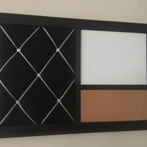 Puede incluir: Un tablero de anuncios negro con marco y tres secciones. La secci&oacute;n izquierda es de tela negra con un patr&oacute;n de diamante y detalles plateados. La secci&oacute;n central es una pizarra blanca de borrado en seco. La secci&oacute;n derecha es un tablero de corcho.